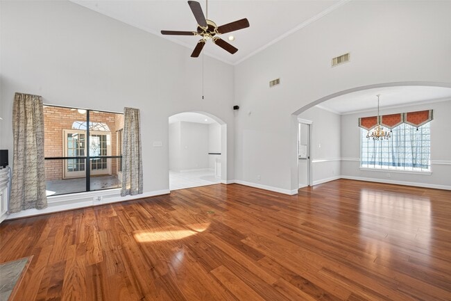 Building Photo - 8023 Oakwood Hollow St