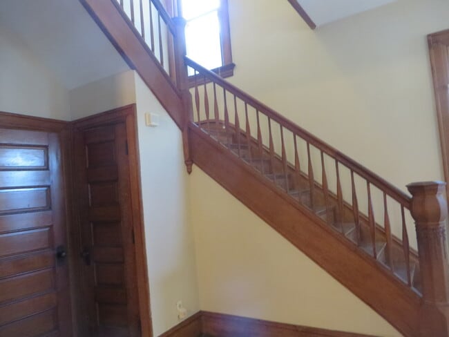 Building Photo - 5 Bedroom Home in the very core of Downtown (West Central, Downtown)