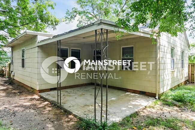 Building Photo - 3 Bedroom Pet-Friendly Home in Charlotte, NC with Main Street Renewal