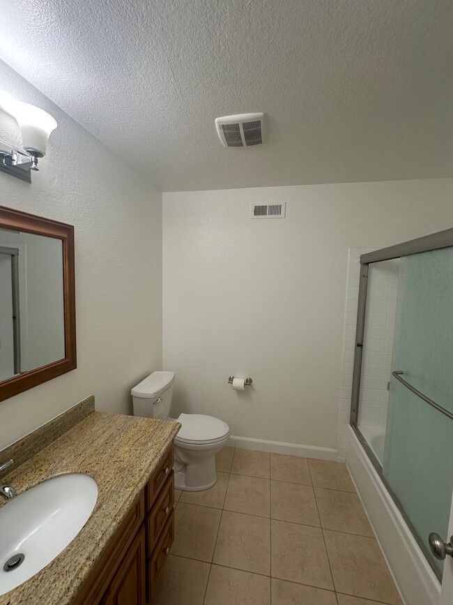 Building Photo - Condo, ready for move-in!