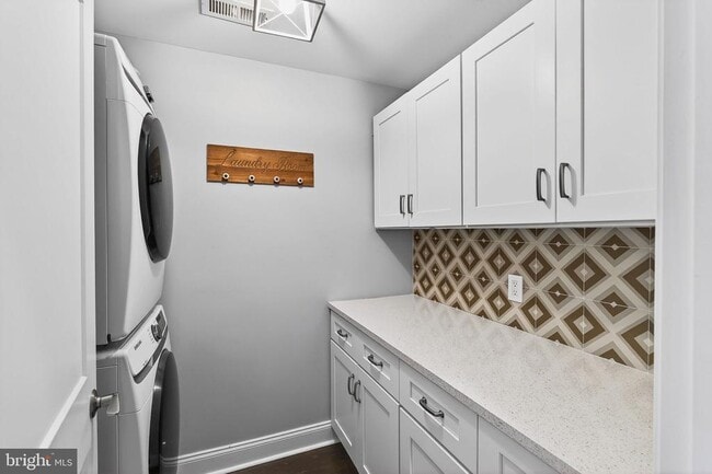 Building Photo - 2528 E Albert St