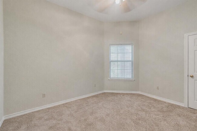 Building Photo - 203 Pin Oak Dr