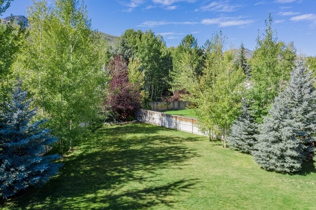 Building Photo - Long term lease in the heart of Park City! Available Mid October 2026