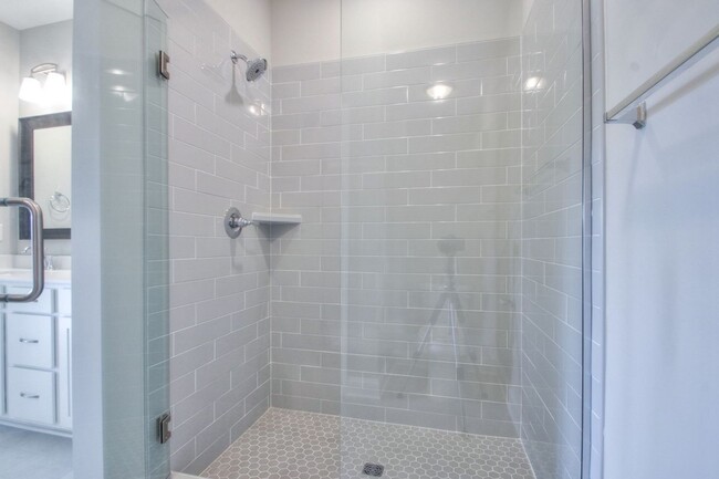 Building Photo - Well appointed Townhome
