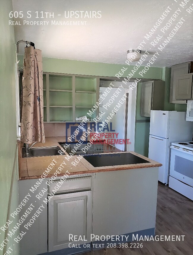 Building Photo - 605 S 11th-UPSTAIRS