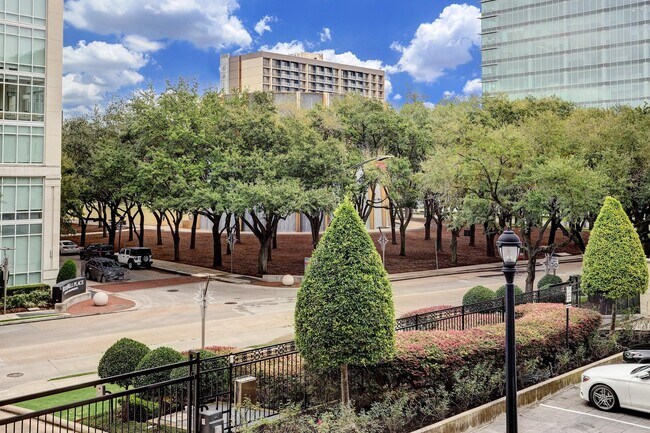 Building Photo - 5005 Hidalgo St