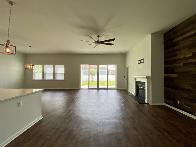 Building Photo - Three Bedroom Home In Heritage New Riversi...