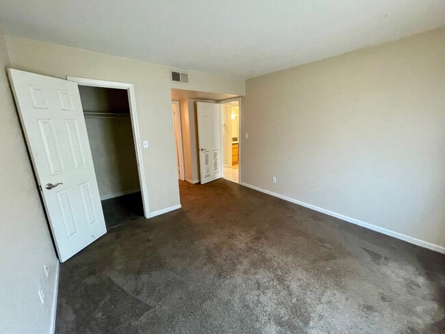 Building Photo - 2 Bedroom Condo close to airport