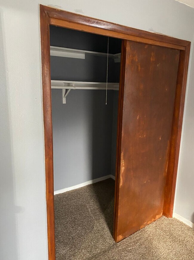 Building Photo - Spacious Two Bedroom Apartment