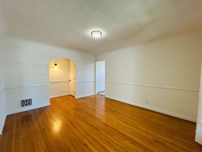 Building Photo - 340-342 N Harper Avenue