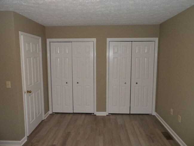 Building Photo - 244 Meadowview Dr