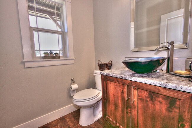 Building Photo - Beautiful Custom Home in Great Location