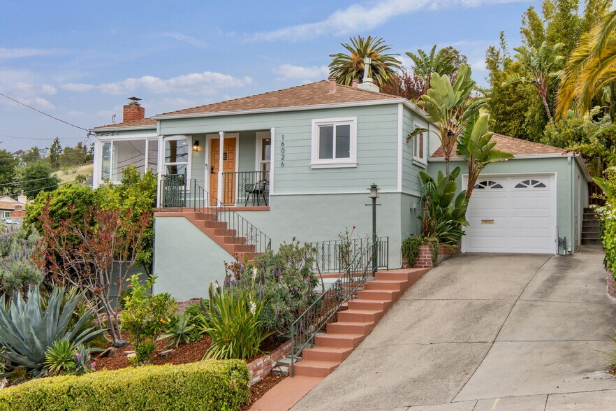 Building Photo - 16026 Selborne Dr