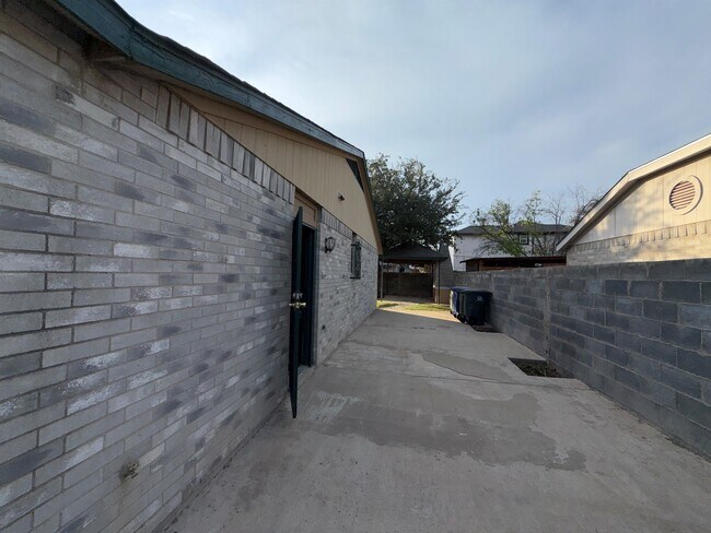 Building Photo - 1514 Drake St