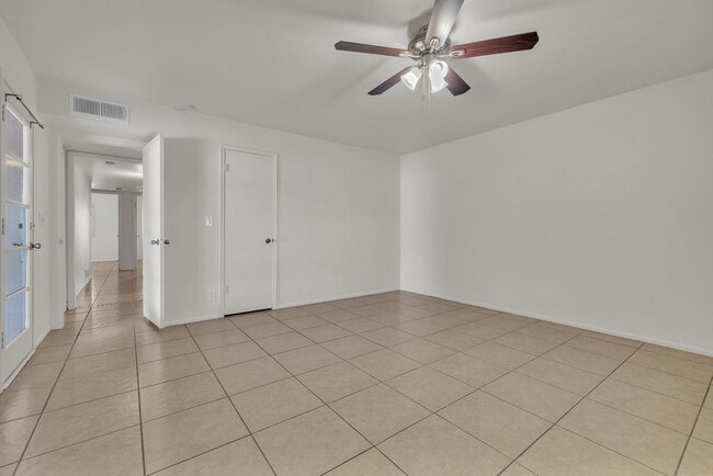 Building Photo - 5 Bed, 3 Bath, Pebble Tec Pool, Granite Counters Huge Kitchen Island