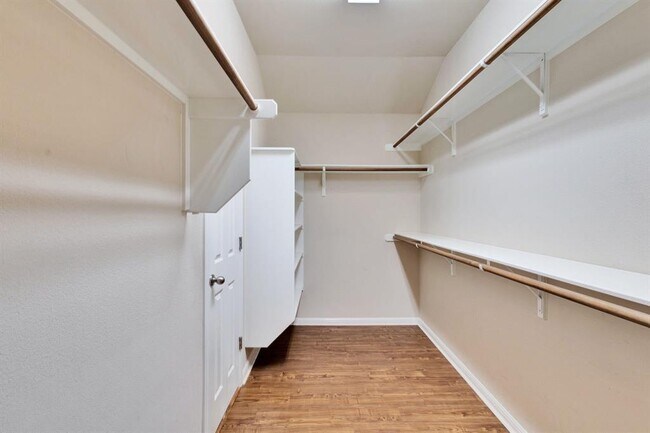 Building Photo - 507 King Eider Ln
