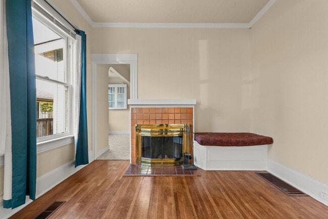 Building Photo - Bright 2 bed, 1 bath in fantastic SE locat...