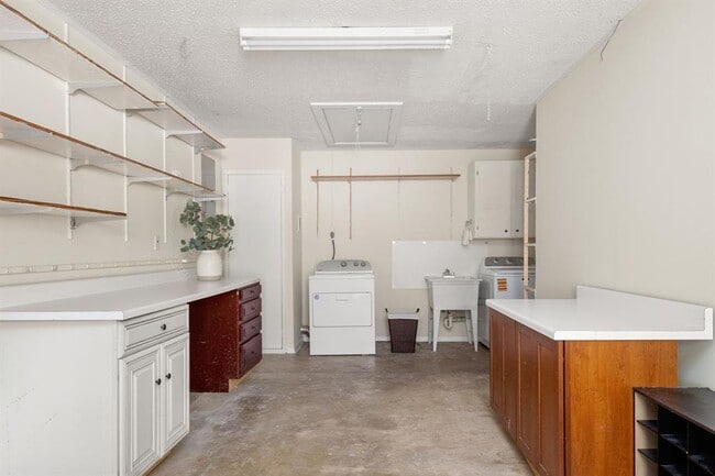 Building Photo - 6203 Greentree Ln