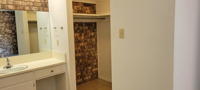 Building Photo - LARGE 2 BEDROOM 3 BATH CONDO IN COLONIAL PARK