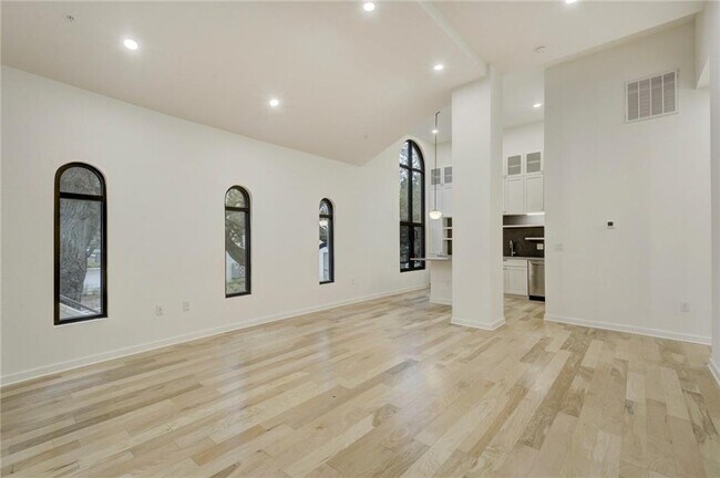 Building Photo - 211 W Johanna St