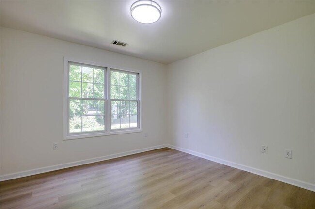 Building Photo - 721 Whitehead Rd