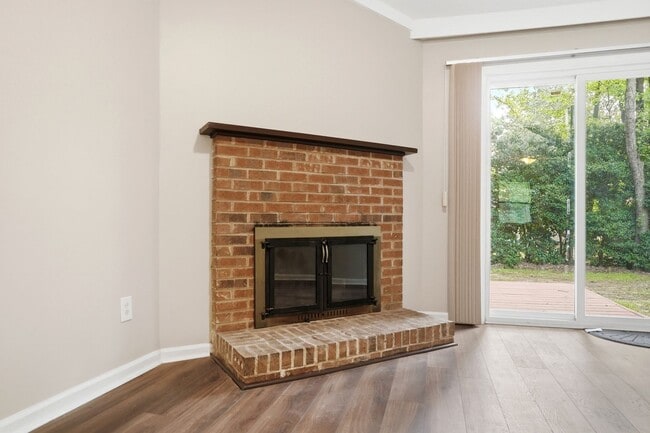 Building Photo - Renovated Ranch on a Quiet Cul-de-Sac with Vaulted Ceilings & Private Backyard