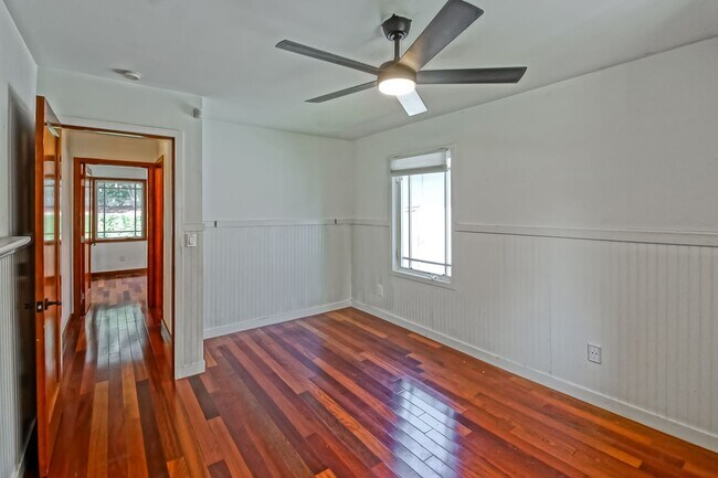 Building Photo - 1813 N Meadows Ave