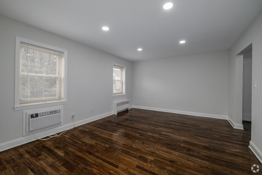 1BR, 1BA - 601SF - Living Room - Boulevard Gardens