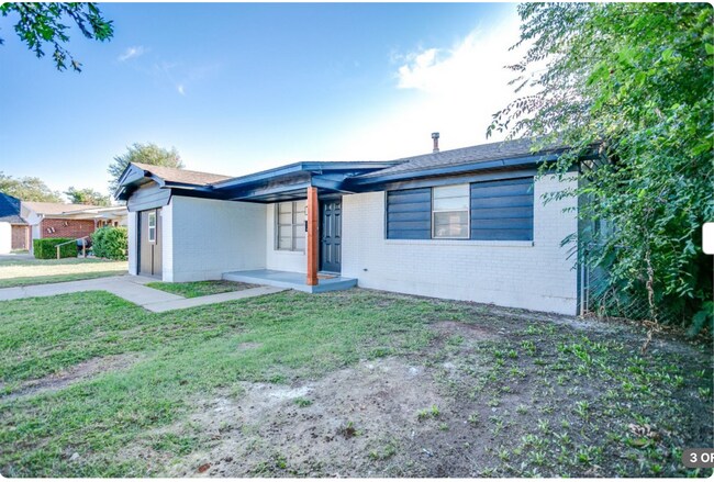 Building Photo - ASK ABOUT OUR VALENTINES DAY MOVE-IN SPECI...