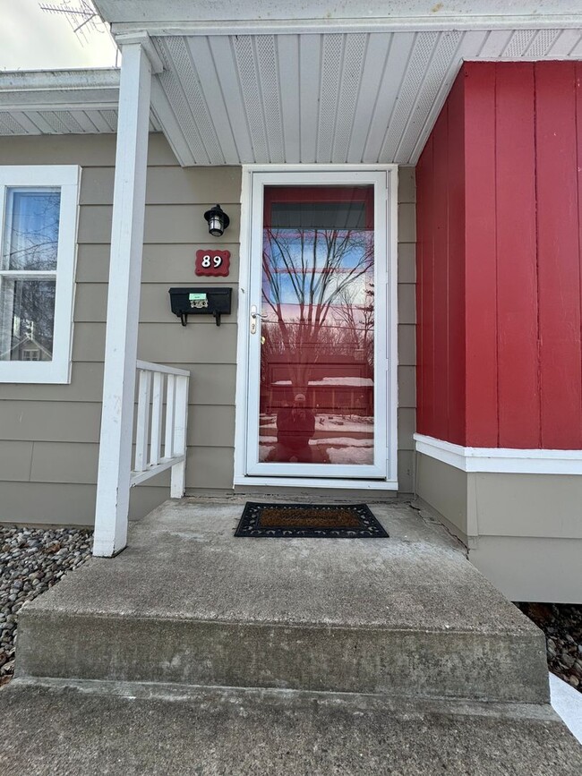 Building Photo - Beautiful 3 Bedroom 1 Bath Ranch Style Sin...