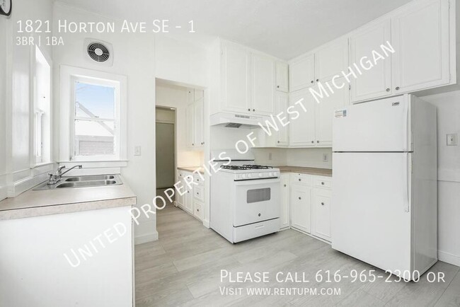 Building Photo - Available Now | 3 Bedroom 1 Bath Apartment...