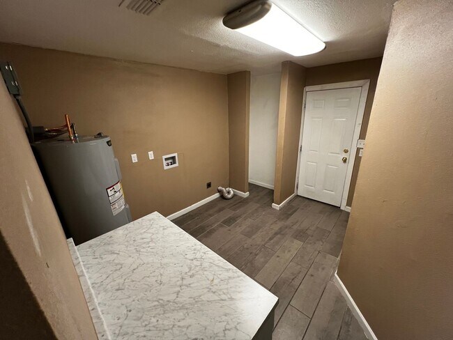 Building Photo - 2036 S Roosevelt Rd 6