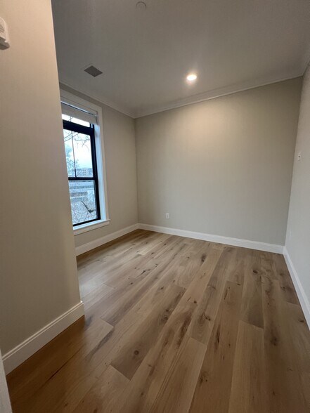 Building Photo - 5 Adamson St