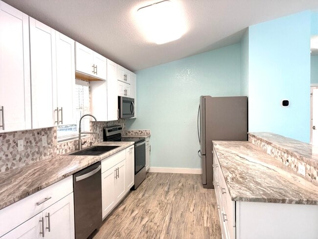 Building Photo - 15859 68th Ct N