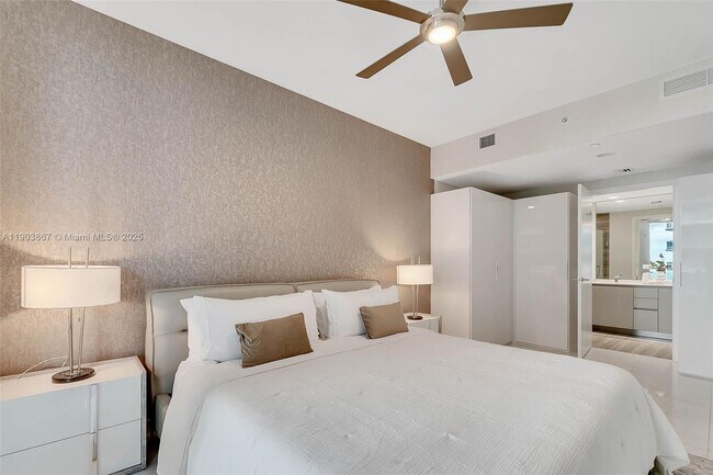 Building Photo - 1010 Brickell Ave