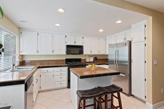 Building Photo - 2 Bedroom + 2.5 Bathroom Townhome + Loft! | Weston Cape Regatta | Ventura | Unfurnished