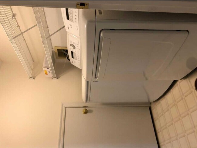 Building Photo - 4175 E Village Dr