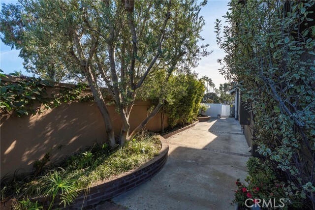 Building Photo - 2750 Point Del Mar