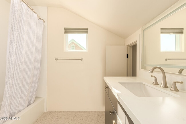 Building Photo - 125 N 11th Ave