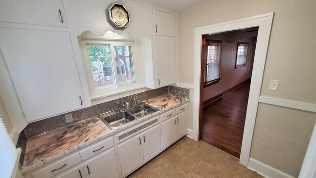 Building Photo - 1032 Maplewood Dr NE