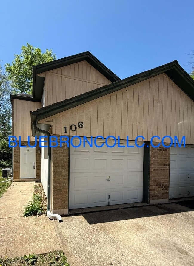 Building Photo - Spacious 3 bedroom townhome with attached 1 car garage