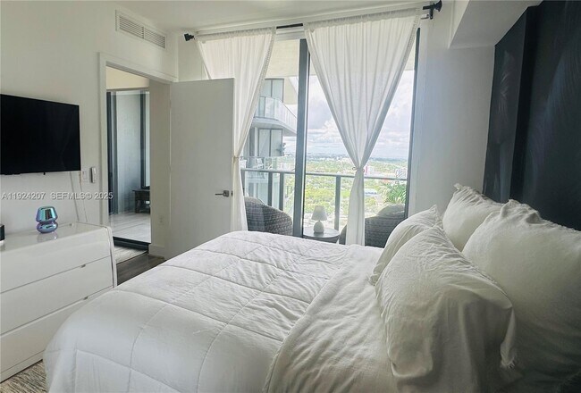 Building Photo - 121 NE 34th St