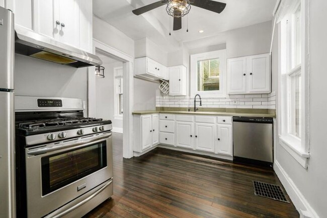 Building Photo - Adorable Brick Home in Italian Village!