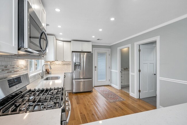 Building Photo - 352 Portsmouth Ave