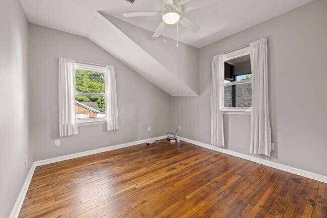 Building Photo - Renovated 3 Bed • 1.5 Bath Upstairs Unit -...