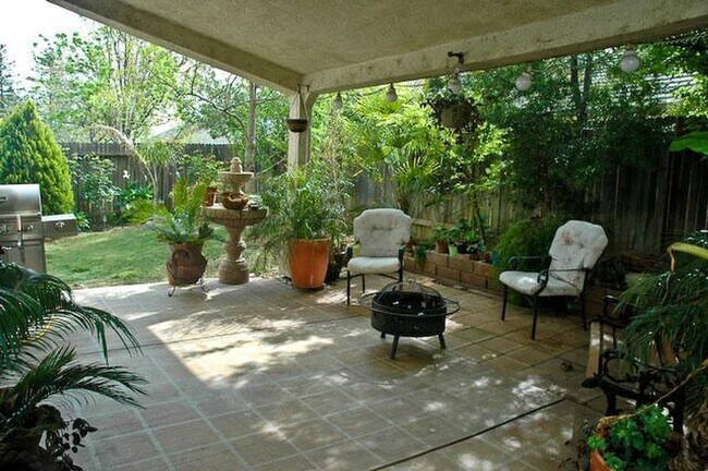 Building Photo - Charming 4-Bedroom, 2.5-Bathroom Two-Story...