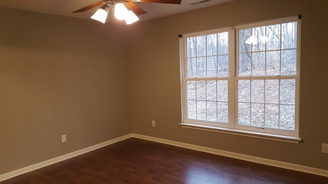 Building Photo - 3 bed, 2 bath Home with GARAGE!