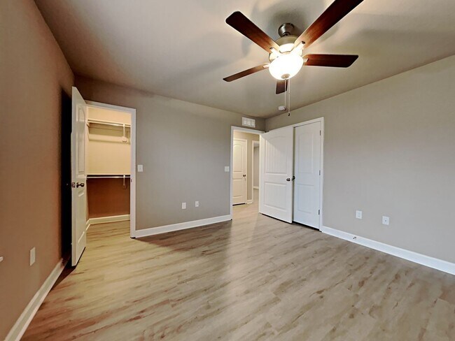 Building Photo - Coming Soon! 3 BR/2BA | Newly Renovated Single Family Home | 1-Car Garage Parking | In Blue Springs!