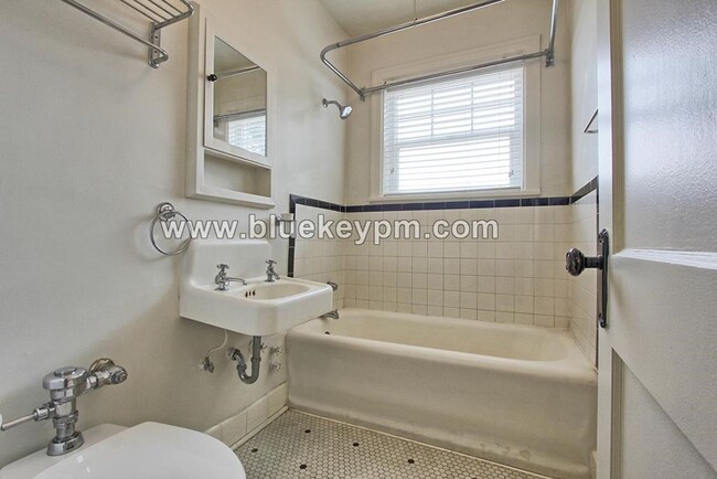 Building Photo - Pearl District Studio Condo in Historic Empress Hotel