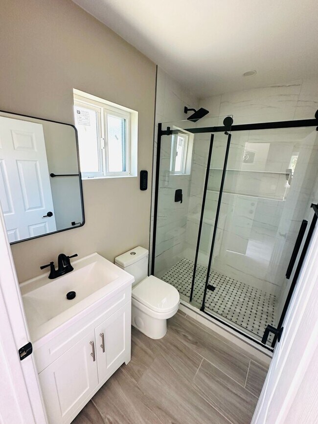 Building Photo - Gorgeous 1BD/1BA all appliances included. Move in ready!!